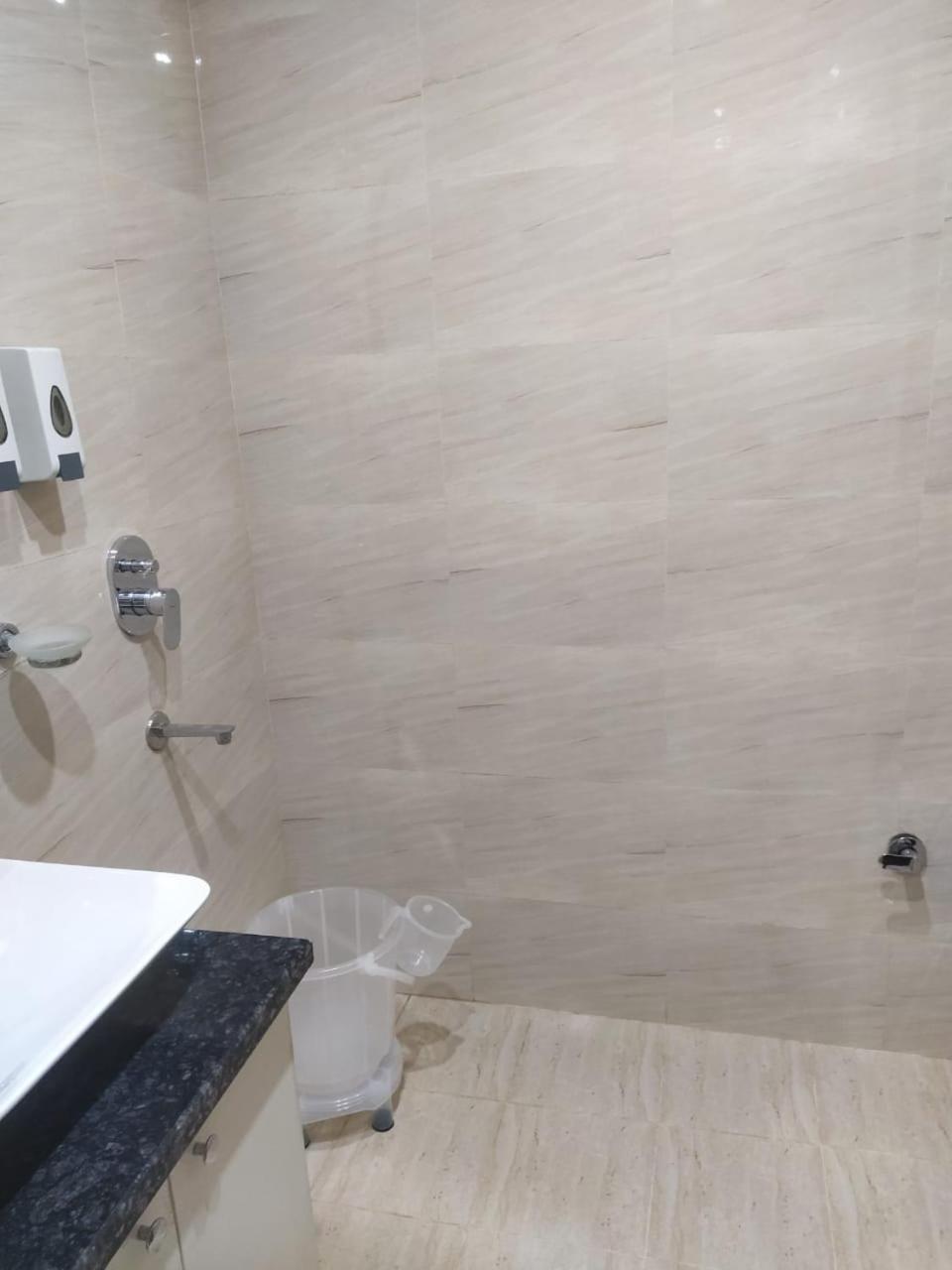 Limewood Stay - Near Golf Course Road Gurgaon Eksteriør billede