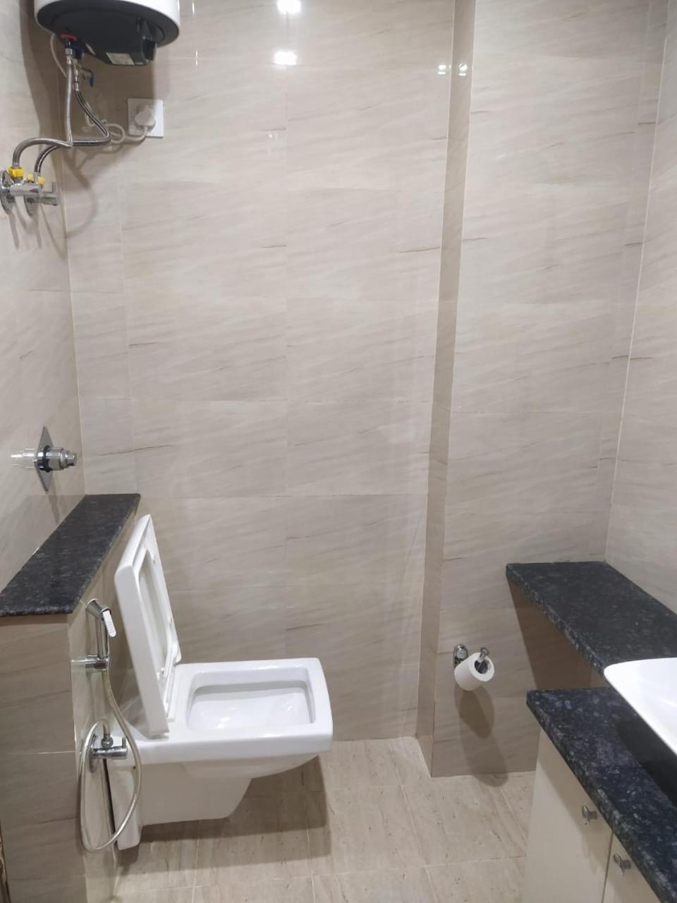 Limewood Stay - Near Golf Course Road Gurgaon Eksteriør billede